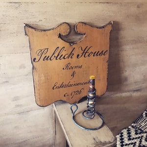 Primitive colonial tavern style sign