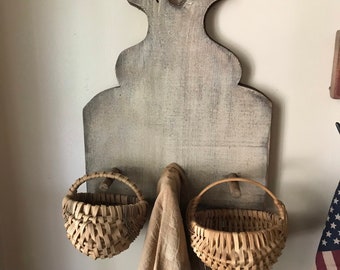 Primitive colonial style tulip top peg rack