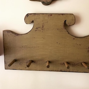 Primitive colonial rams horn peg rack