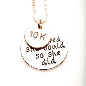 Elle croyait qu'elle pouvait alors elle a fait le collier 10K, Collier de réussite, Collier de course, Collier de motivation, positif, Collier de course