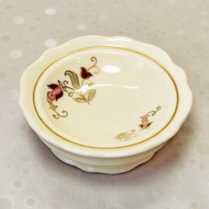 Vintage Zsolnay handbeschilderd porseleinen sieradenschaaltje met bloemenmotief – ringkom uit het midden van de 20e eeuw