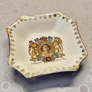Sieradenschaaltje ter ere van de kroning van koningin Elizabeth II in 1953, vintage porseleinen souvenirbordje, gemaakt in Engeland.