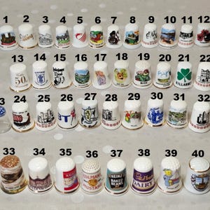 Vintage vingerhoedjes van fijn porselein, een souvenircadeau voor naaien.