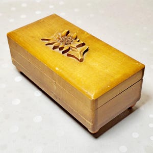 Handgeschnitzte Holzbox, Schmuckkästchen im Edelweiß-Stil der alpinen Volkskunst, Erinnerungskästchen im Cottagecore-Stil