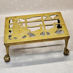Massiver Messing Untersetzer mit Füßen, Schweres, holländisches Mädchen mit Gänse Hot Pad, Vintage Foot Messing Stand, Cottagecore Vitrinenstück