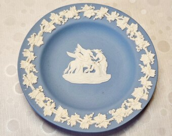 Wedgwood Jasperware sieradenschaaltje uit 1982, lichtblauw Pegasus Muse Cupido-bordje