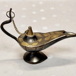 Vintage massiv mässingslampa Aladdin Genie, handetsad blommönster, miniatyroljelampa