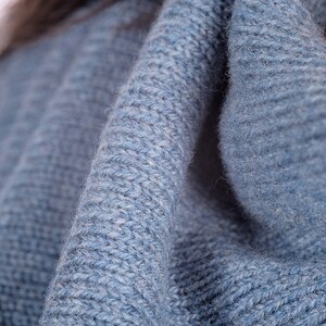 Pode incluir: Close-up de um tecido de malha macio e azul com um padr&atilde;o texturizado e nervurado.