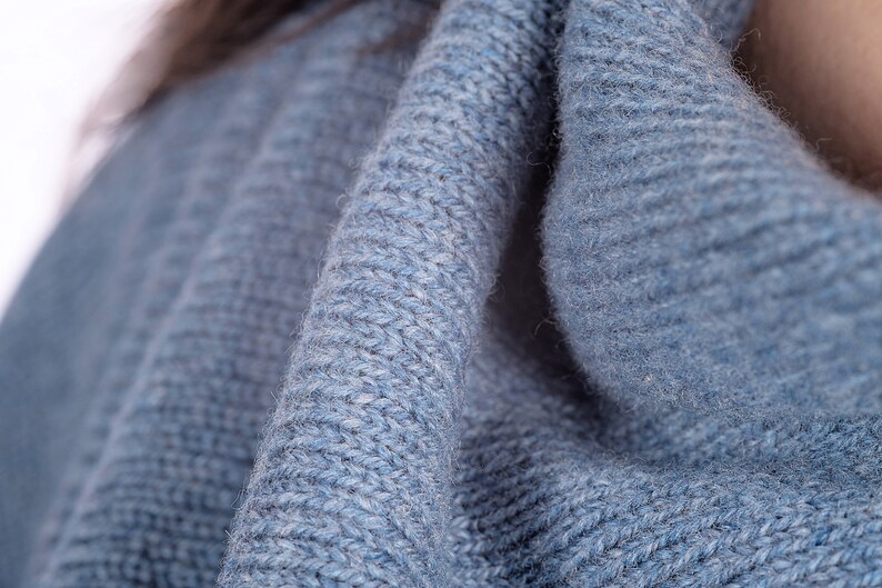 Pode incluir: Close-up de um tecido de malha macio e azul com um padr&atilde;o texturizado e nervurado.