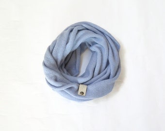 sciarpa infinity cashmere, pashmina sciarpa blu infinity, abbigliamento androgino, cachemire châle, snood femme, idee regali di natale, sciarpa loop