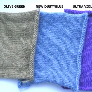 Pode incluir: Tr&ecirc;s amostras de tecido de malha em verde oliva, azul poeirento e violeta ultra.