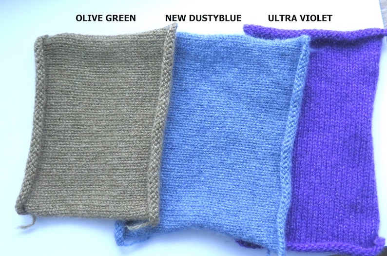 Pode incluir: Tr&ecirc;s amostras de tecido de malha em verde oliva, azul poeirento e violeta ultra.