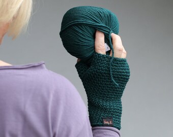 Woolen hand warmers in dark green, merino wool handmade mittens, crochet smartphone gloves, handmade gift for book lover