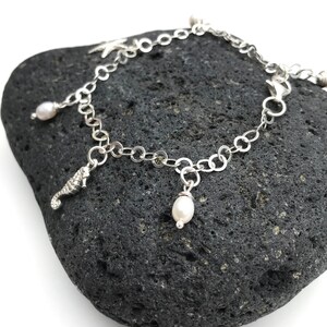 Silberkette Armband mit Perlen, zarter Schmuck mit Meer Motiv Charms, zierliches Geschenk für Meer Liebhaber,Seepferdchen und Seestern Anhänger