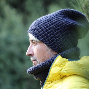 Tour de cou pour homme en laine mérinos, écharpe tube d'hiver graphite, cadeau fait main pour skieur ou snowboarder, gros capuchon au crochet image 3