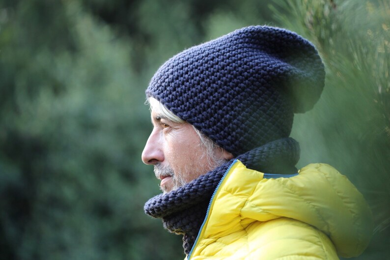 Tour de cou pour homme en laine mérinos, écharpe tube d'hiver graphite, cadeau fait main pour skieur ou snowboarder, gros capuchon au crochet image 3