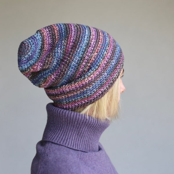 Sombrero fino de ganchillo en púrpura polvoriento, regalo hecho a mano de lana merino, puño o gorro holgado para senderismo, sombrero de primavera u otoño, sombrero unisex de gran tamaño