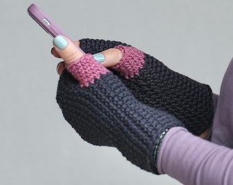 Woolen hand warmers graphite with dusty pink, merino wool handmade mittens, crochet smartphone gloves, gift for book lover