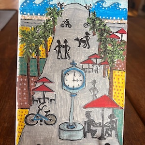 Puede incluir: Obra de arte pintada a mano que representa una escena costera con una torre del reloj, palmeras y personas. La obra presenta una carretera gris, sombrillas rojas y olas azules. También se ven una bicicleta y figuras de personas.