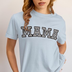 Camiseta com letras MAMA Varsity, camiseta Comfort Colors, estampa xadrez preta e branca, camiseta retrô ousada para mães, presente para mães, mamãe moderna, camiseta gráfica