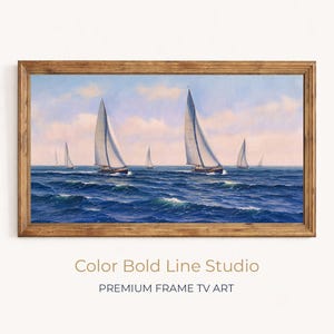 Könnte beinhalten: Gerahmtes Gemälde von Segelbooten auf einem blauen Meer unter einem bewölkten Himmel. Das Kunstwerk zeigt mehrere Segelboote mit weißen Segeln, die auf bewegtem Wasser fahren. Der Rahmen hat eine warme, hellbraune Farbe. Der Text "Color Bold Line Studio" und "PREMIUM FRAME TV ART" befindet sich unten.