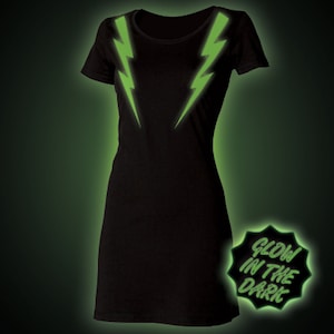 Leuchtet im dunklen T-Shirt Kleid. Blitzeinschläge
