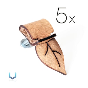 Könnte beinhalten: Satz mit fünf ledernen, blattförmigen Schrankknöpfen in hellbrauner Farbe. Die Knöpfe haben ein schlichtes Design mit einer einzigen Ader, die durch die Mitte des Blattes verläuft. Die Knöpfe sind an einer silbernen Schraube befestigt.