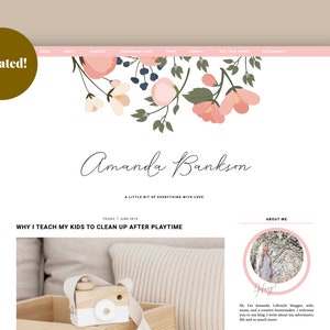 Op de afbeelding: Een website-homepage met een bloemmotief bovenaan. De website is voor een lifestyleblog genaamd "Amanda Bankson: A Little Bit of Everything with Love." De blogposttitel is "Waarom ik mijn kinderen leer om op te ruimen na het spelen." De website heeft ook een "Over mij"-sectie met een foto van de blogger.