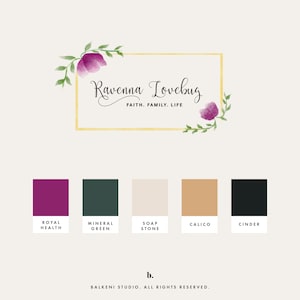 Pode incluir: Um design de logotipo para um negócio chamado "Ravenna Lovebug" com o slogan "Faith. Family. Life". O logotipo apresenta uma ilustração em aquarela de flores rosa e folhas verdes em uma moldura dourada. Abaixo do logotipo, é exibida uma paleta de cores com as cores rotuladas como "Royal Health", "Mineral Green", "Soap Stone", "Calico" e "Cinder".