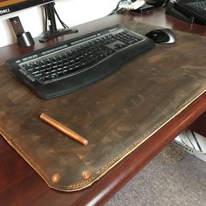 Handgefertigte Schreibtischunterlage aus Vollrindleder mit Futter. Große 32 &quot;x 22&quot;