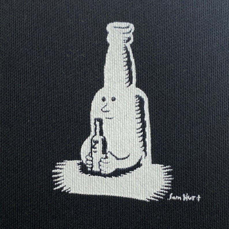 Peut inclure: Un dessin en contour blanc d'une bouteille avec un visage et des bras tenant une plus petite bouteille. La bouteille est pos&eacute;e sur un tapis avec la signature "Sam Hurt" en bas &agrave; droite.
