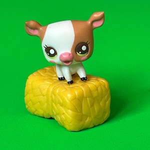 Littlest Pet Shop Calf Figurine and Hay Accessory LPS Figures & LPS Accessories