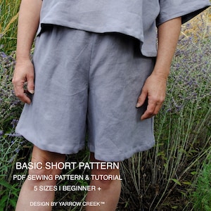 Puede incluir: Un patrón de costura para pantalones cortos de lino gris, con un tutorial. El patrón incluye 5 tallas y es para principiantes. El texto en la imagen dice "BASIC SHORT PATTERN PDF SEWING PATTERN & TUTORIAL 5 SIZES I BEGINNER + DESIGN BY YARROW CREEK TM"