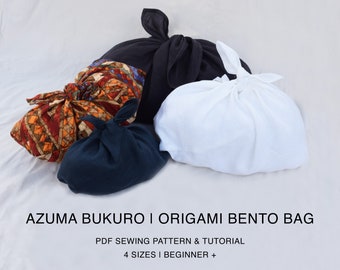 Peut inclure: Quatre sacs à bento origami de différentes couleurs et motifs. Les sacs sont en tissu et sont noués en haut. Le texte sur l'image est "AZUMA BUKURO I ORIGAMI BENTO BAG", "PDF SEWING PATTERN & TUTORIAL", "4 SIZES I BEGINNER +", et "DESIGN BY YARROW CREEK™".