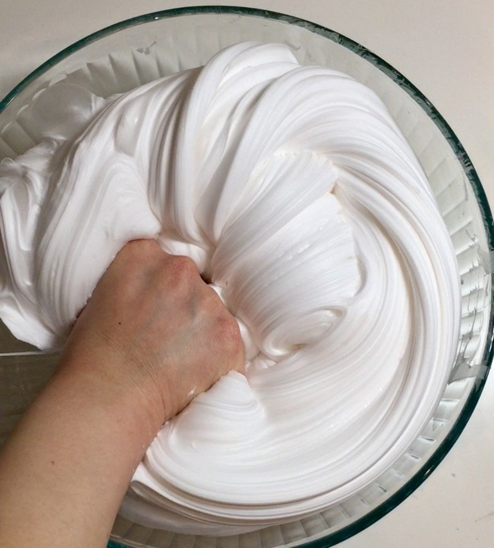 Слаймы в домашних условиях. Мастер классы для детей слаймы. Лизун из клея пва. Белый лизун. Классический слайм.