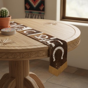 Camino de mesa rústico de piel de vaca con estampado de herraduras, estilo western (1,83 m de largo)