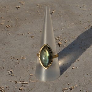Anello con labradorite in oro - Ottone massiccio fatto a mano - Tinta blu magica - Anello boho impermeabile con pietra preziosa - RSL1 _lab