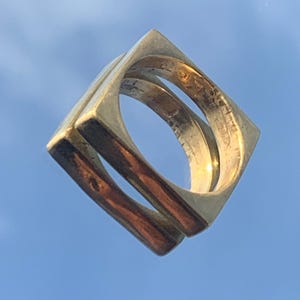 Anello minimalista in ottone – anello quadrato color oro, anello geometrico di grande impatto, impilabile e senza tempo - RB8