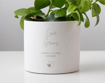 Gravée dans un pot de fleurs personnalisé Love Grows | Fiançailles, mariage, cadeau d'anniversaire