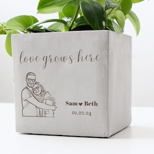 Pot de fleurs gravé Love Grows mariée marié, cadeau d'anniversaire personnalisé pour femme, cadeau d'anniversaire de petite amie, portrait de couple