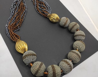 Collier moyen long, boules au crochet gris-marron, rang de mini perles grises et marron. Bijou accrocheur, upcyclé