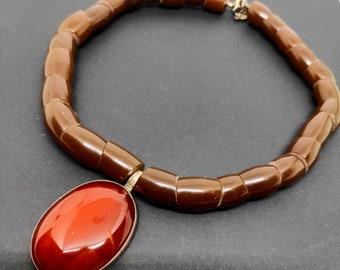 Collier, chaîne courte en agates marron avec pendentif couleur rouille, fait main