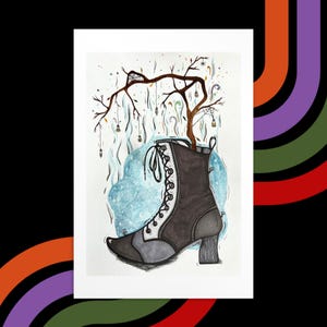 Peut inclure: Illustration à l'aquarelle d'une botte noire et grise avec un arbre qui en sort. L'arbre a des toiles d'araignées et des lanternes suspendues. Une forme bleue en forme de nuage est derrière la botte. L'œuvre est sur fond blanc avec des rayures colorées.