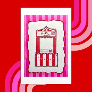 Puede incluir: Ilustración dibujada a mano de un puesto de besos. El puesto es a rayas rojas y blancas con un letrero que dice "Kissing Booth" y "25¢". Corazones rosas decoran el frente del puesto. El fondo es rosa y rojo.