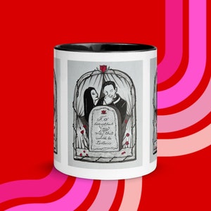 Peut inclure: Une tasse en céramique blanche avec un intérieur noir présente une illustration en noir et blanc d'un couple dans une cage avec des roses. Le texte sur la pierre tombale se lit « To live without you only that would be torture ».