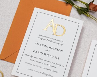 Puede incluir: Una invitación de boda blanca con ribete negro y un monograma de lámina dorada "AD". El texto de la invitación dice: "Se solicita la presencia de su compañía en la boda de Amanda Johnson y David Williams. Sábado, 16 de mayo de dos mil veintiséis. Cuatro de la tarde. 87 North Main Street - Centerville, Ohio. Recepción inmediatamente después."