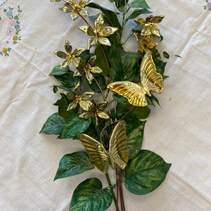 ホームインテリア 金属製の蝶と葉の飾りと緑の植物
