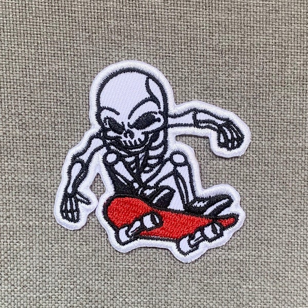 Strykmärke med skalle på skateboard: Broderad applikation