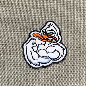 Può includere: Toppa ricamata bianca di un'anatra di cartone animato con un corpo muscoloso che flette il bicipite. L'anatra ha un becco arancione e occhi arrabbiati.