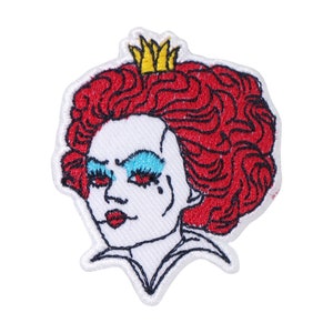 Può includere: Toppa ricamata da stirare con una regina dai capelli rossi, una corona, ombretto blu e labbra rosse. La regina indossa un colletto bianco.